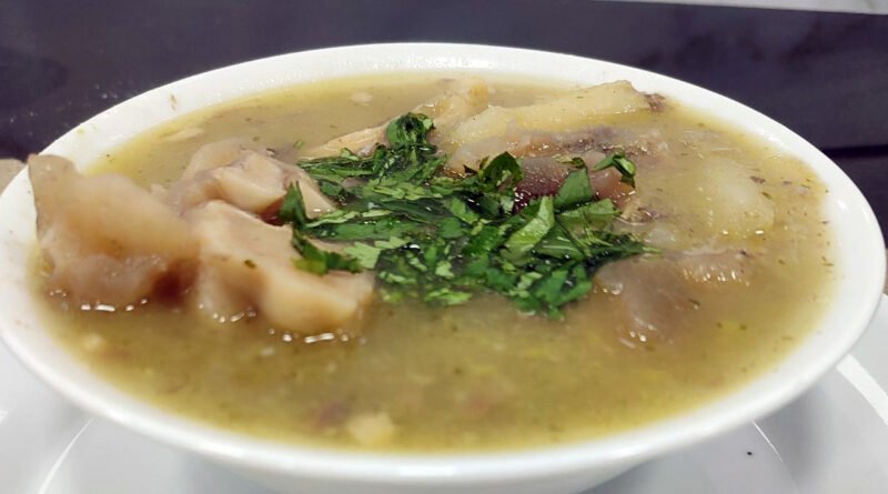 Caldo de pata de res