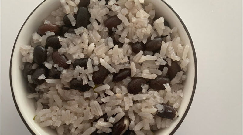 Frijoles negros fritos con arroz blanco