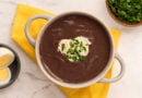 Frijoles negros volteados