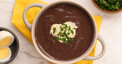 Frijoles negros volteados