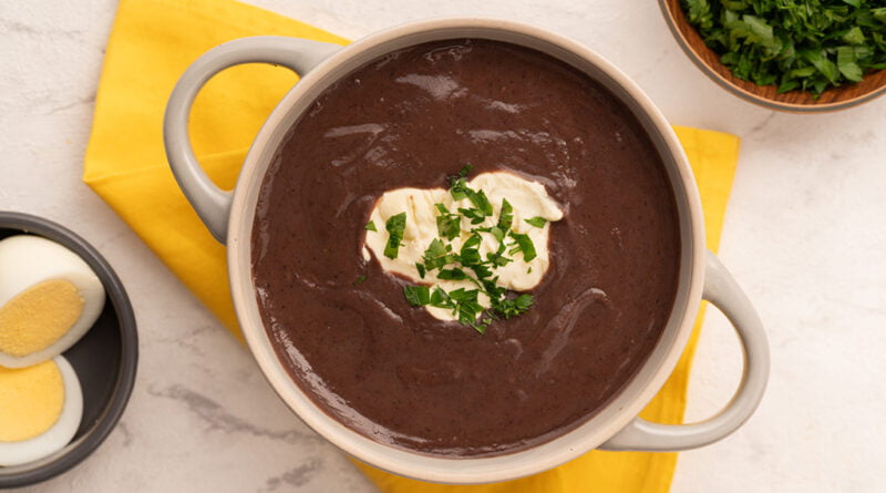 Frijoles negros volteados