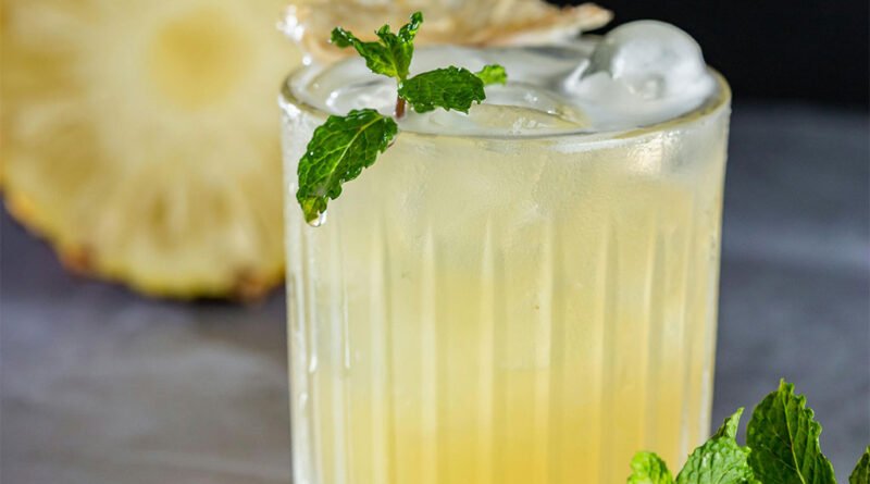 Jugo de piña con hierbabuena