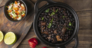 Frijol negro con epazote y carne