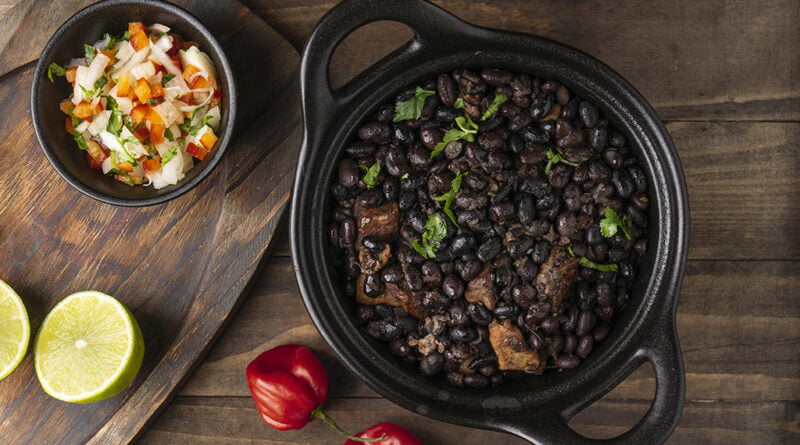 Frijol negro con epazote y carne