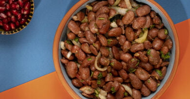 Frijoles colorados con chicharrón