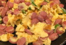 Huevos revueltos con salchicha y tomate