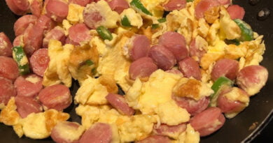 Huevos revueltos con salchicha y tomate