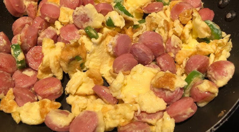 Huevos revueltos con salchicha y tomate