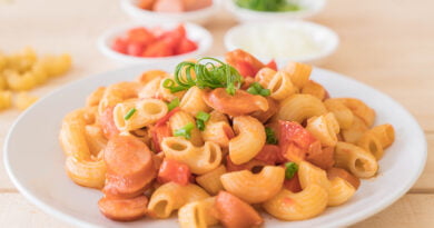 Macarrones con jamón y chorizo