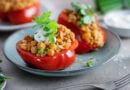 Tomate relleno de ensalada de pollo