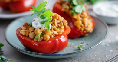 Tomate relleno de ensalada de pollo