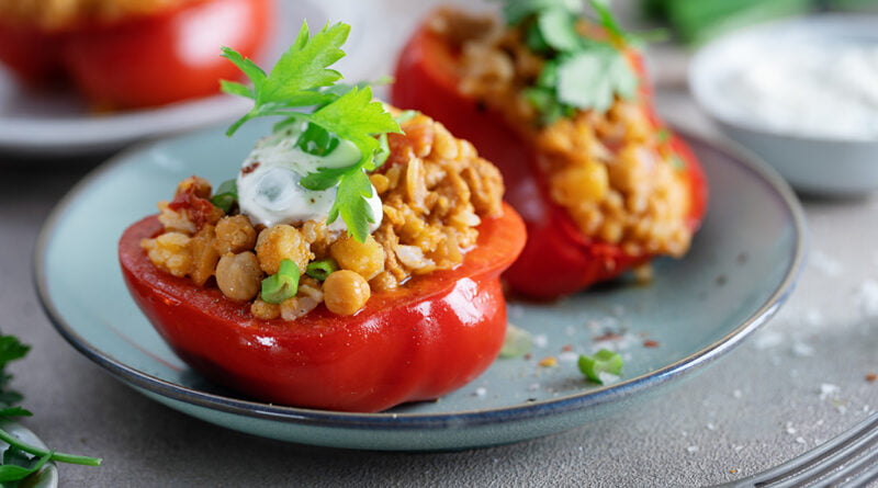 Tomate relleno de ensalada de pollo